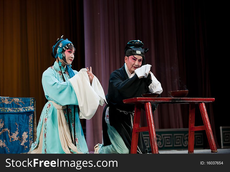 China opera man and woman Kneeling。