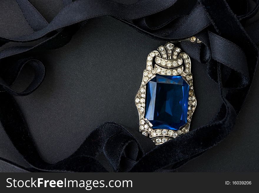 Jewelry with ultramarine glass
