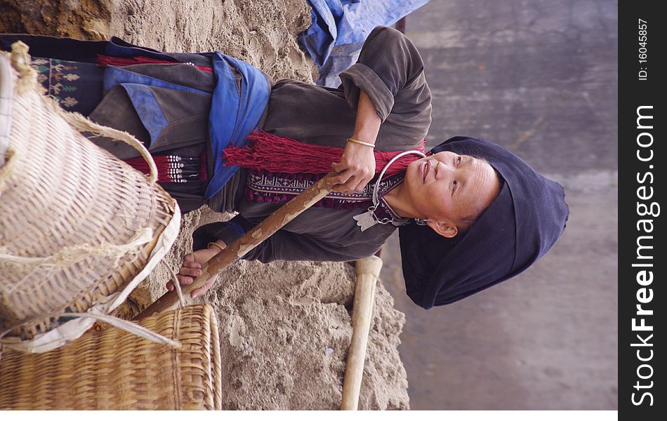 Male Black Dao minority in the region of Lai Chau. Here this woman is the earthworks for the arrival of running water from a house in the nearby town. Male Black Dao minority in the region of Lai Chau. Here this woman is the earthworks for the arrival of running water from a house in the nearby town.