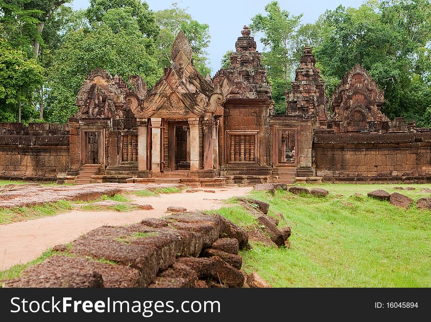 Tempel Banteay Srei in Angkor, historical building of the Khmer in Cambodia