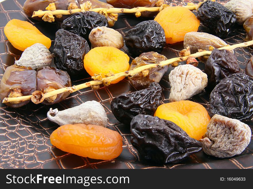 Dried fruits colored to eat