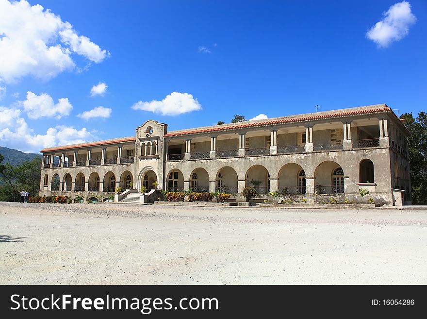 Church building behind Basilica del Cobre