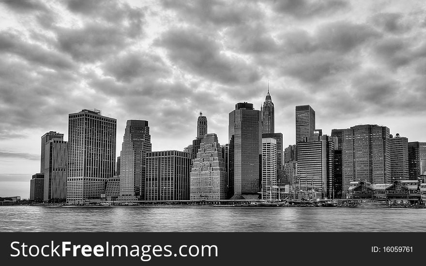 Skyline  new york city en brooklyn bridge vieuw from brooklyn in. Skyline  new york city en brooklyn bridge vieuw from brooklyn in