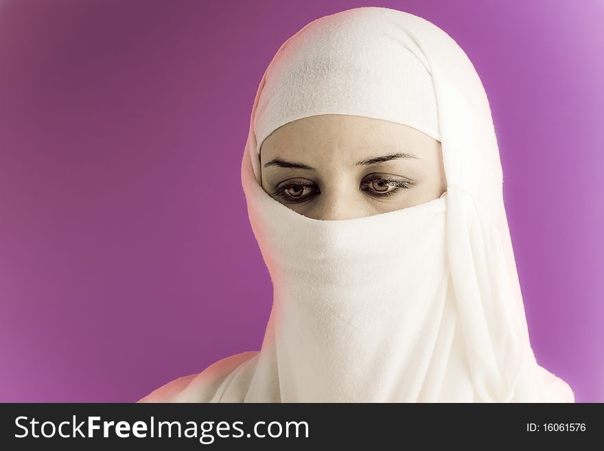 Woman dressed in saharaui costume, pink background