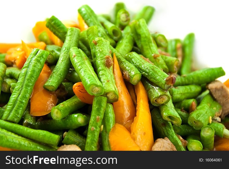 Asparagus bean and yellow spur pepper cook with vegetable oil