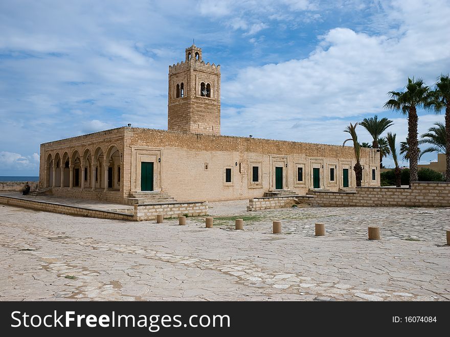 The mosque of ribat in monastir, tunisia, with tunisian flag