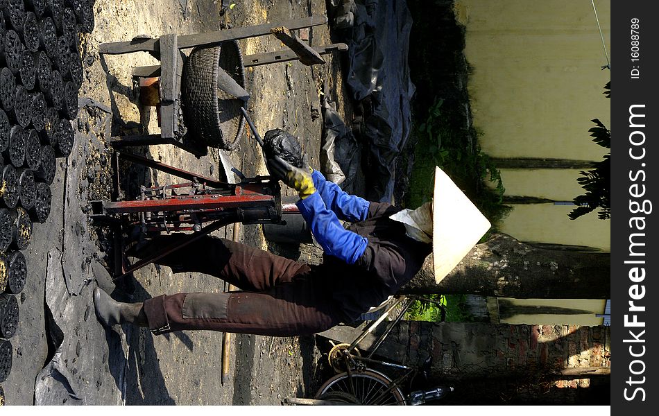 This woman using her machine manufactures cylinder of coal which are used even in town to cook. The gas bottle is too expensive for many homes.
The manufacture involves mixing coal dust with poor quality water into a paste. Then this paste is introduced into the upper part of the machine. Then closed the lid and then actuates the piston rises by below for compacting the dough and make holes in the pavement of coal. It is dried in the sun. This woman using her machine manufactures cylinder of coal which are used even in town to cook. The gas bottle is too expensive for many homes.
The manufacture involves mixing coal dust with poor quality water into a paste. Then this paste is introduced into the upper part of the machine. Then closed the lid and then actuates the piston rises by below for compacting the dough and make holes in the pavement of coal. It is dried in the sun