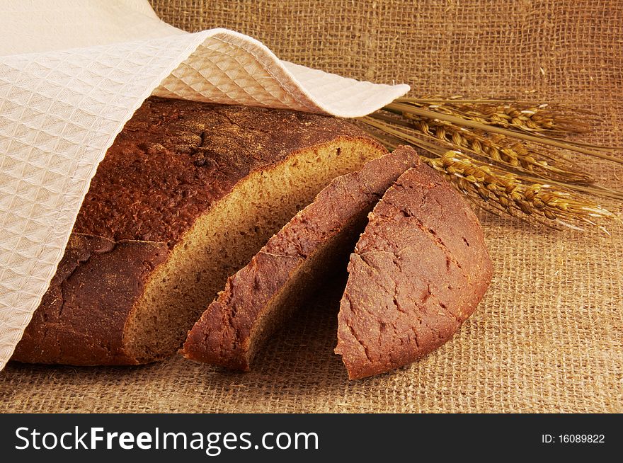 Sliced rye bread and rye ears