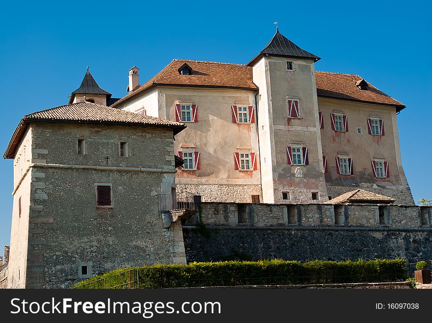 Comprehensive view of the back of Thun Castle which towers over the valley below