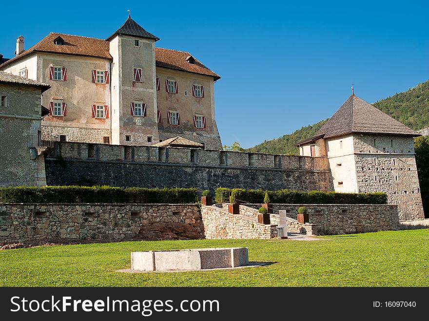 Comprehensive view of the back of Thun Castle which towers over the valley below