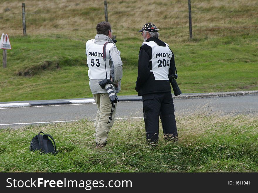 2 photographer waiting for race start