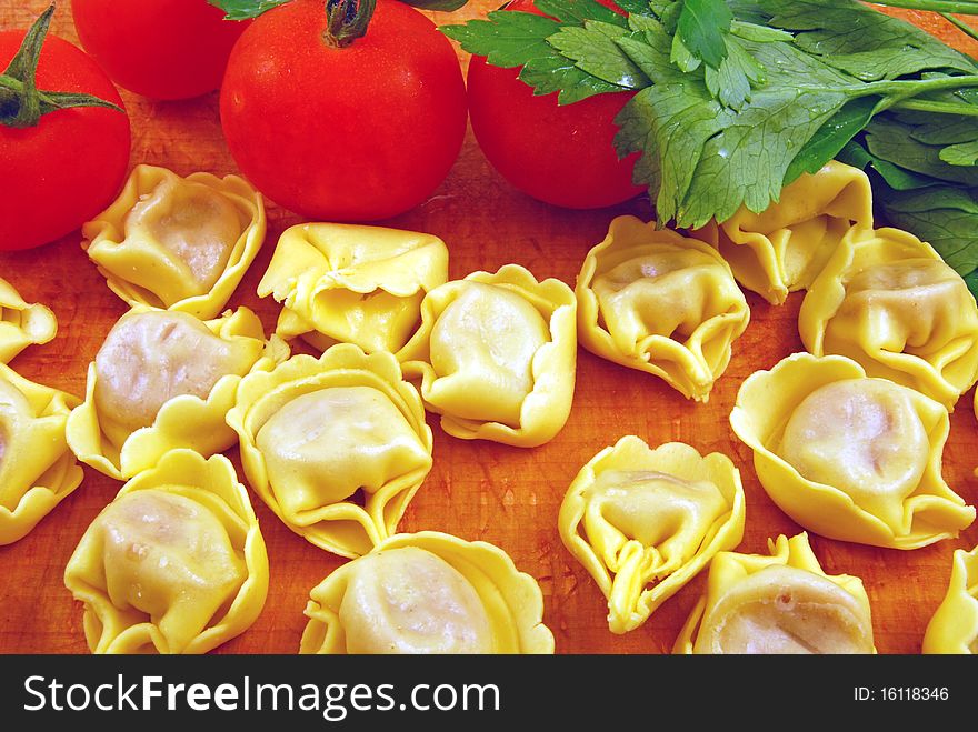 Prepare tortellini stuffed with meat sauce with tomato and parsley