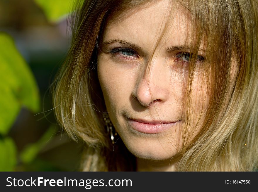 Blonde beauty woman head portrait in warm autumn sun