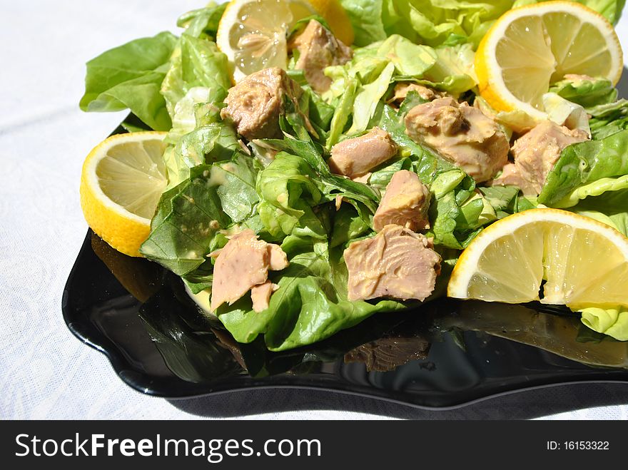 Image of a fresh tuna salad with lemon