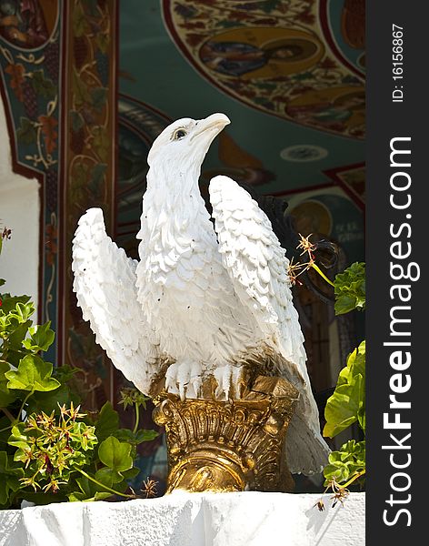 A statue shaped white eagle. A statue shaped white eagle