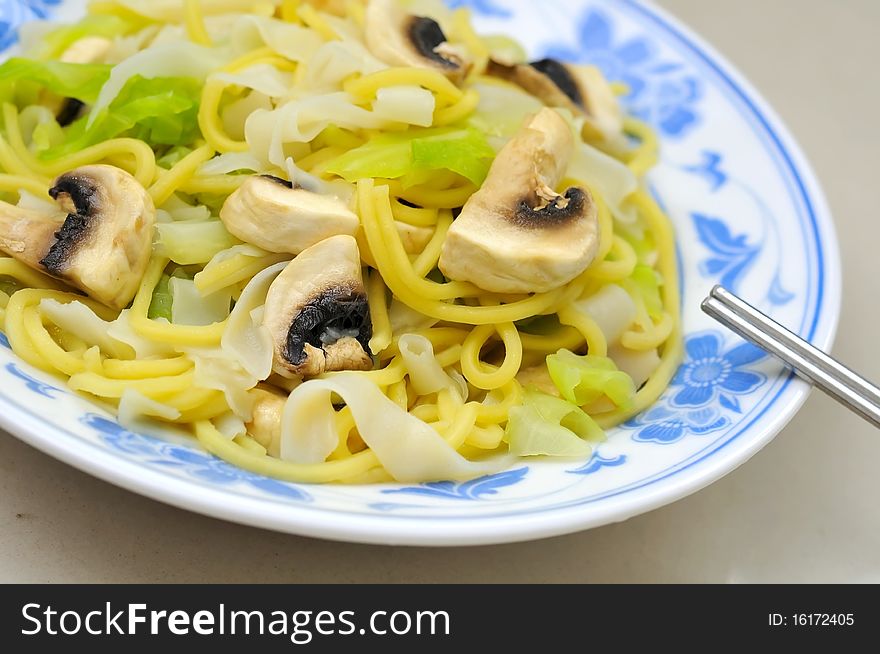 Simple and healthy noodles cooked oriental style with juicy mushrooms and vegetables. Suitable for concepts such as diet and nutrition, healthy lifestyle, and food and beverage.