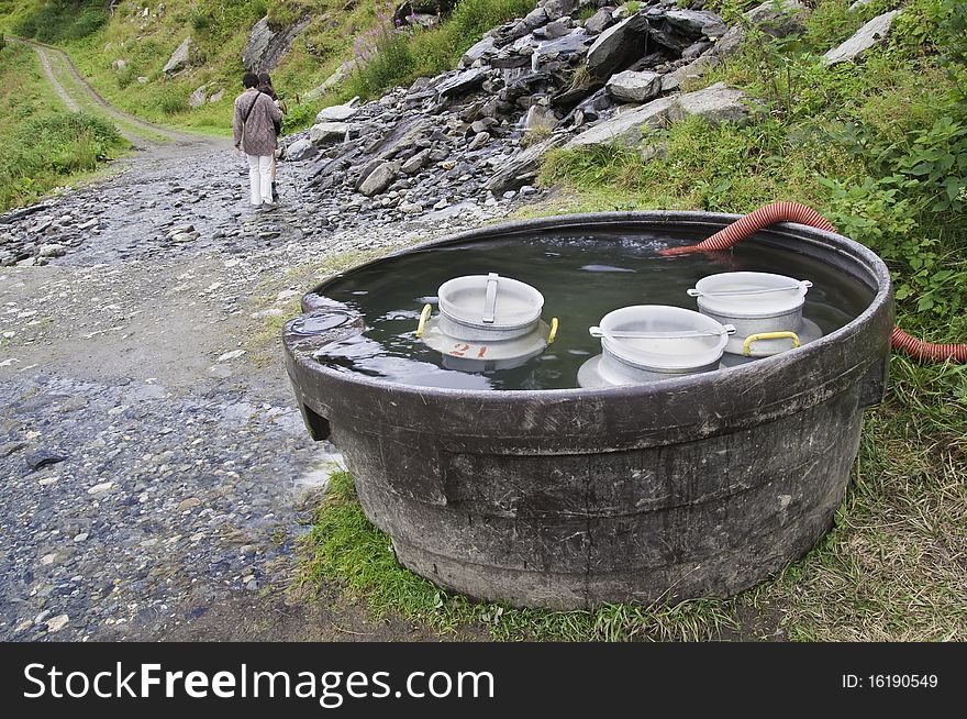 Within the Vanoise National Park, this is how it cools the milk jugs. Within the Vanoise National Park, this is how it cools the milk jugs