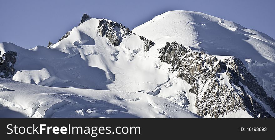 From the top of l'Aiguille du Midi (3842 m), the views of the Alps are spectacular. In this photo so you can see several climbers made the descent to the Plan de l'Aiguille. From the top of l'Aiguille du Midi (3842 m), the views of the Alps are spectacular. In this photo so you can see several climbers made the descent to the Plan de l'Aiguille.