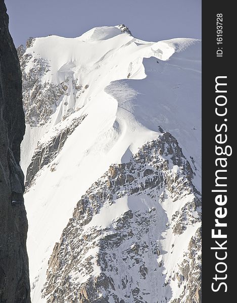 From the top of l'Aiguille du Midi (3842 m), the views of the Alps are spectacular. In this photo so you can see several climbers made the descent to the Plan de l'Aiguille. From the top of l'Aiguille du Midi (3842 m), the views of the Alps are spectacular. In this photo so you can see several climbers made the descent to the Plan de l'Aiguille.