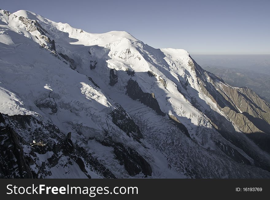 On the slopes of Mont-Blanc (top left), you can see the Glacier des Bossons