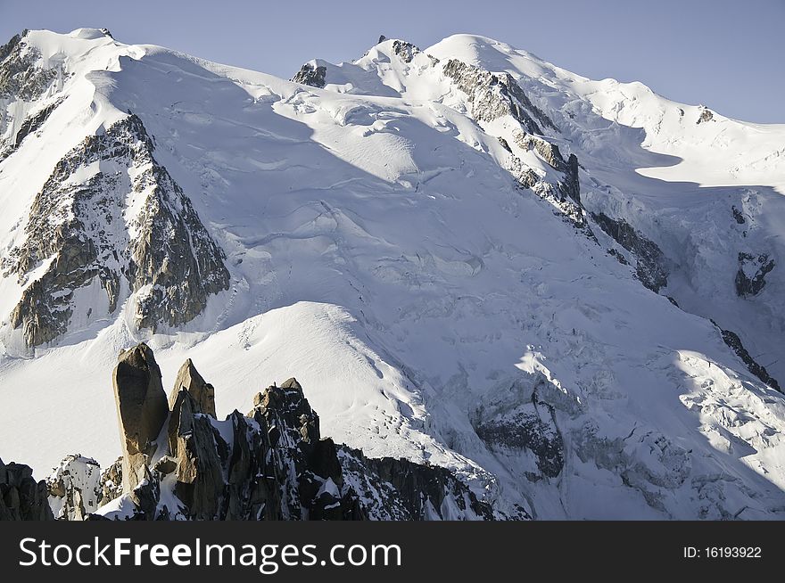 From the summit of l'Aiguille du Midi (3,842 m), the views of the Alps are spectacular. In this picture you can see the Mont-Blanc. In this picture you can see the cracks open the ice, as well as the path opened by the climbers in their ascent to the summit of Mont Blanc. From the summit of l'Aiguille du Midi (3,842 m), the views of the Alps are spectacular. In this picture you can see the Mont-Blanc. In this picture you can see the cracks open the ice, as well as the path opened by the climbers in their ascent to the summit of Mont Blanc