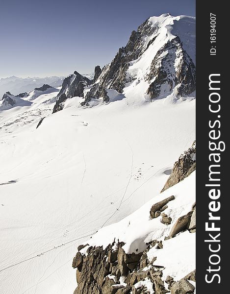 From the summit of l'Aiguille du Midi (3,842 m), the views of the Alps are spectacular. Near the l 'Aiguille du Midi, this is a mountainside. The climbers use it to assemble a tent for the night, before going on the road to the summit of Mont-Blanc. From the summit of l'Aiguille du Midi (3,842 m), the views of the Alps are spectacular. Near the l 'Aiguille du Midi, this is a mountainside. The climbers use it to assemble a tent for the night, before going on the road to the summit of Mont-Blanc