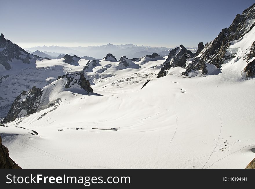 From the summit of l'Aiguille du Midi (3,842 m), the views of the Alps are spectacular. Near the l 'Aiguille du Midi, this is a mountainside. The climbers use it to assemble a tent for the night, before going on the road to the summit of Mont-Blanc. From the summit of l'Aiguille du Midi (3,842 m), the views of the Alps are spectacular. Near the l 'Aiguille du Midi, this is a mountainside. The climbers use it to assemble a tent for the night, before going on the road to the summit of Mont-Blanc