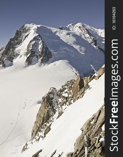 From the summit of l'Aiguille du Midi (3,842 m), the views of the Alps are spectacular. Views of Mont Blanc, from L'Aiguille du Midi.On the side of the mountain, you can see the tents, planted by the mountaineers, for the night, before climbing to the summit of Mont Blanc. From the summit of l'Aiguille du Midi (3,842 m), the views of the Alps are spectacular. Views of Mont Blanc, from L'Aiguille du Midi.On the side of the mountain, you can see the tents, planted by the mountaineers, for the night, before climbing to the summit of Mont Blanc.