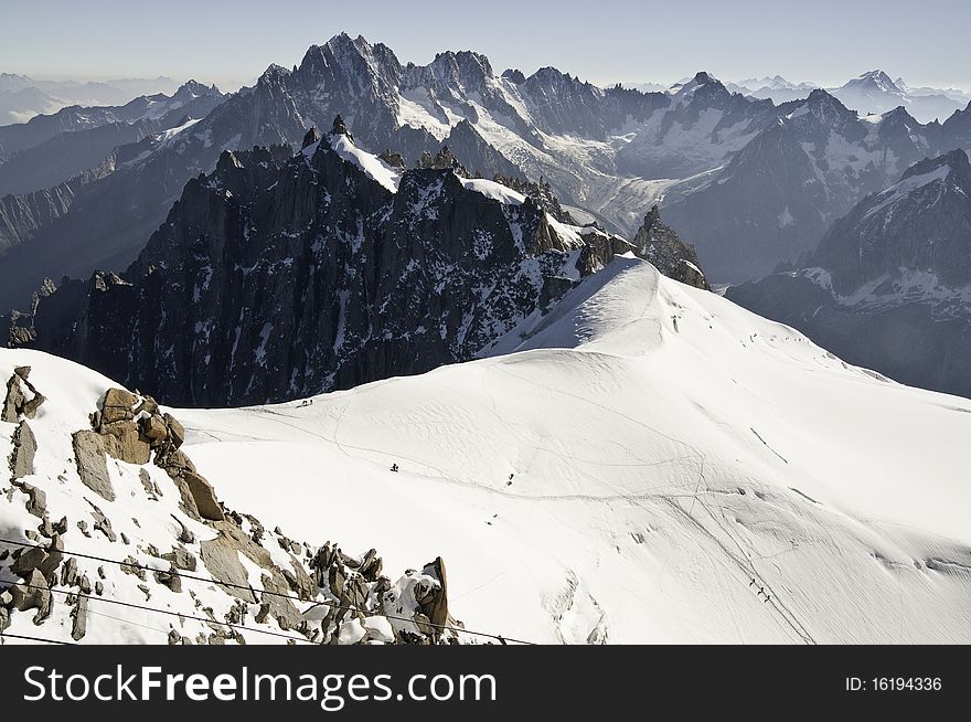 From the summit of l'Aiguille du Midi (3,842 m), the views of the Alps are spectacular. You can see the tracks left by ice climbers on the mountain. From the summit of l'Aiguille du Midi (3,842 m), the views of the Alps are spectacular. You can see the tracks left by ice climbers on the mountain