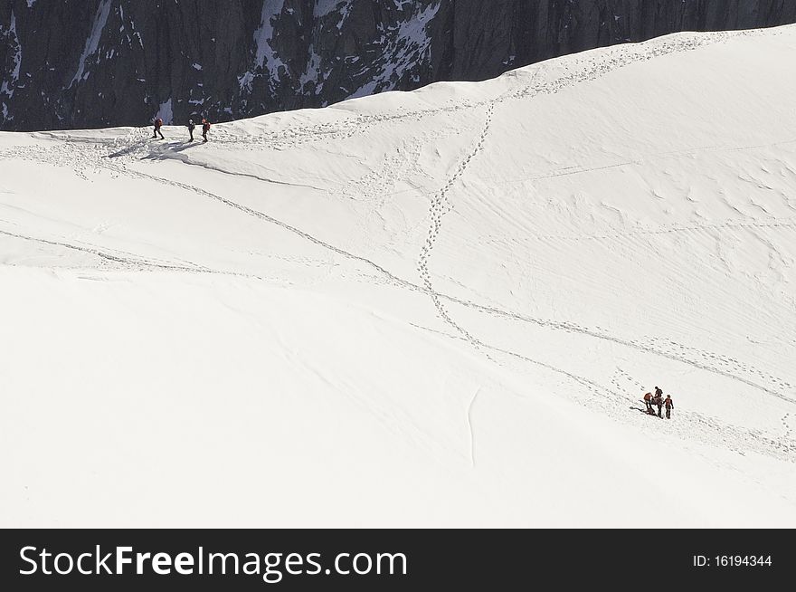 From the summit of l'Aiguille du Midi (3,842 m), the views of the Alps are spectacular. You can see the tracks left by ice climbers on the mountain. From the summit of l'Aiguille du Midi (3,842 m), the views of the Alps are spectacular. You can see the tracks left by ice climbers on the mountain