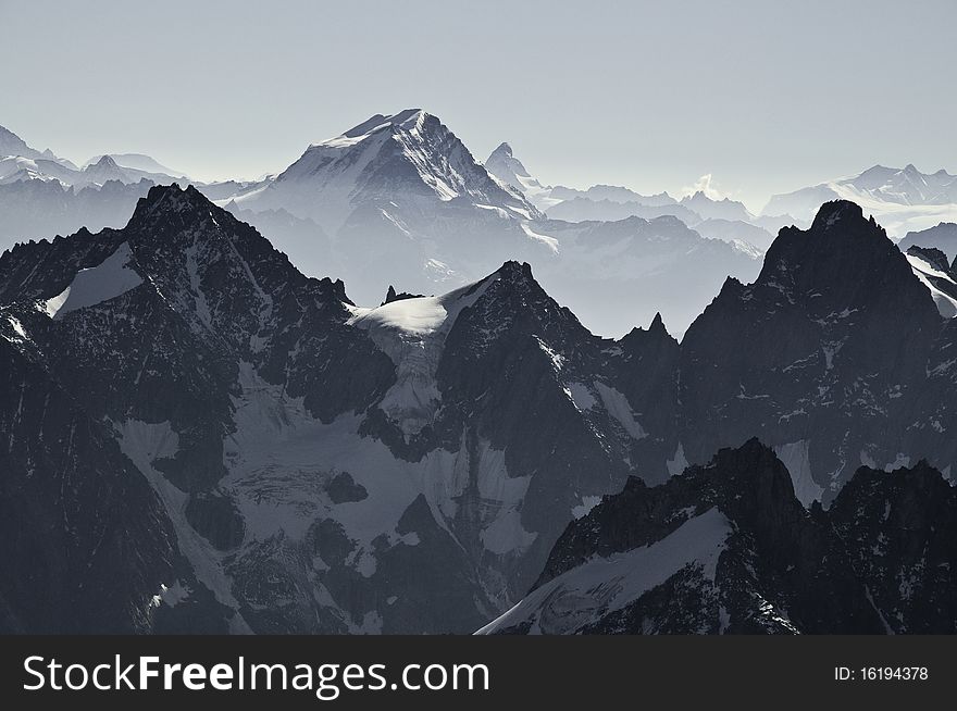 From the summit of l'Aiguille du Midi (3,842 m), the views of the Alps are spectacular. In the center of the horizon and to the right, you can see the cone of the peak Cervin of the Matterhorn, in the Swiss Alps. From the summit of l'Aiguille du Midi (3,842 m), the views of the Alps are spectacular. In the center of the horizon and to the right, you can see the cone of the peak Cervin of the Matterhorn, in the Swiss Alps