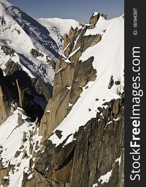 From the summit of l'Aiguille du Midi (3,842 m), the views of the Alps are spectacular. In this wall of rock climbers can be seen climbing the vertical wall. From the summit of l'Aiguille du Midi (3,842 m), the views of the Alps are spectacular. In this wall of rock climbers can be seen climbing the vertical wall