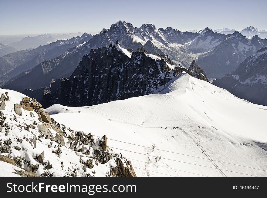 From the summit of l'Aiguille du Midi (3,842 m), the views of the Alps are spectacular. You can see the tracks left by ice climbers on the mountain. From the summit of l'Aiguille du Midi (3,842 m), the views of the Alps are spectacular. You can see the tracks left by ice climbers on the mountain