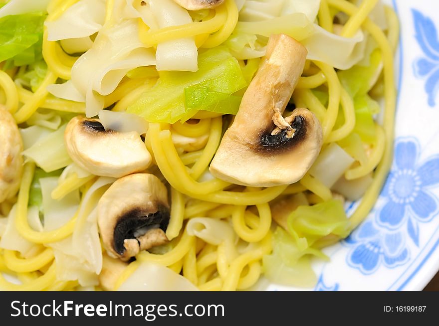 Simple vegetarian noodles with juicy mushrooms and vegetables. Suitable for concepts such as diet and nutrition, healthy lifestyle, and food and beverage. Simple vegetarian noodles with juicy mushrooms and vegetables. Suitable for concepts such as diet and nutrition, healthy lifestyle, and food and beverage.