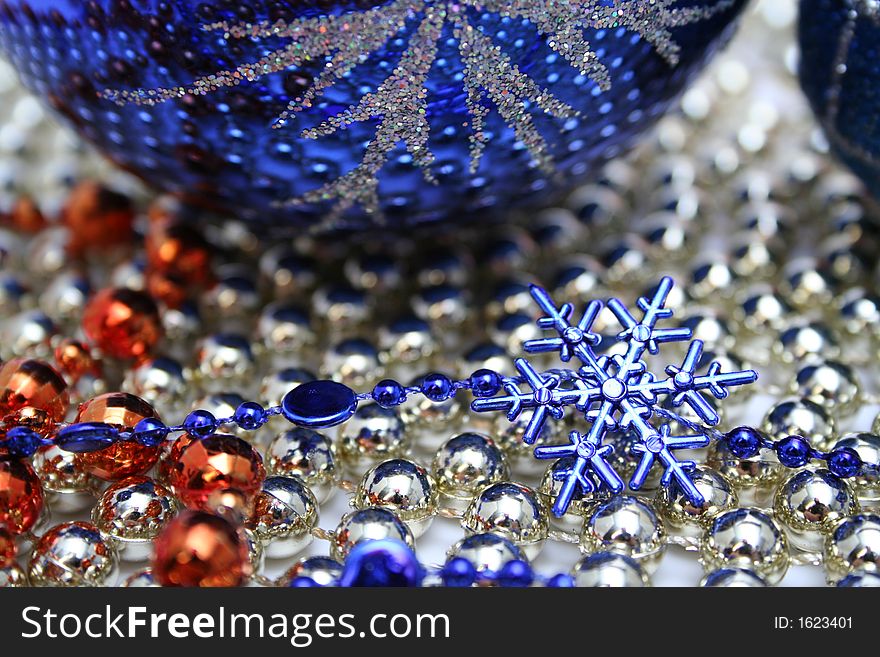 Glass christmas sphere with a pattern and a snowflake