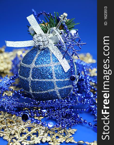 Christmas sphere of dark blue color with a pattern 3