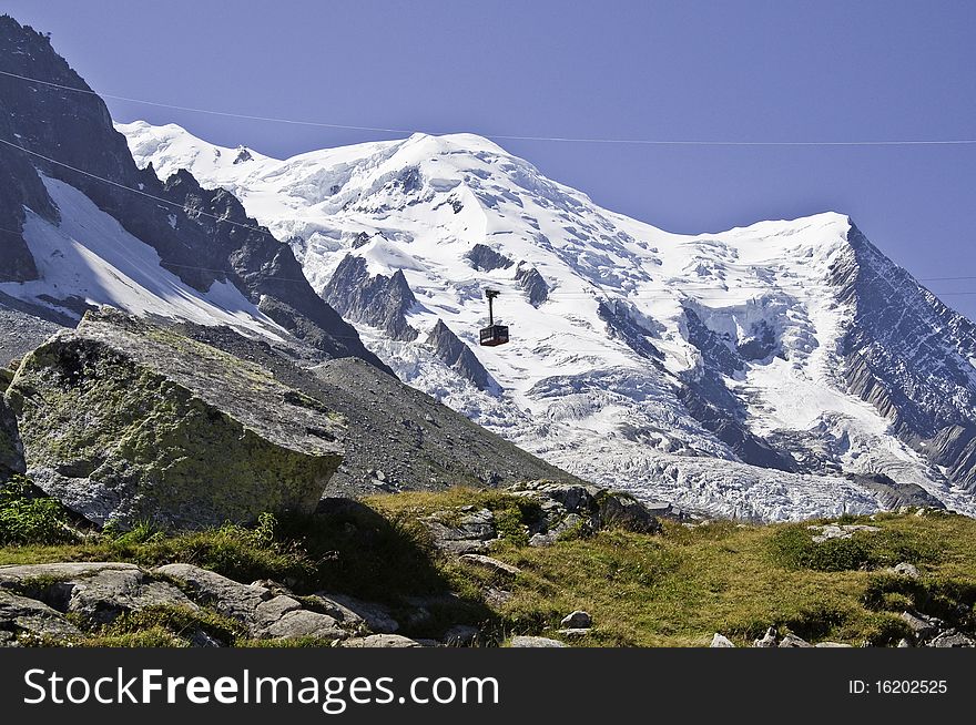 Since the Plan de l'Aiguille, you can see the top of Mont-Blanc. Under the funicular, you can see the Glacier des Bossons, at the foot of Mont Blanc. Since the Plan de l'Aiguille, you can see the top of Mont-Blanc. Under the funicular, you can see the Glacier des Bossons, at the foot of Mont Blanc.