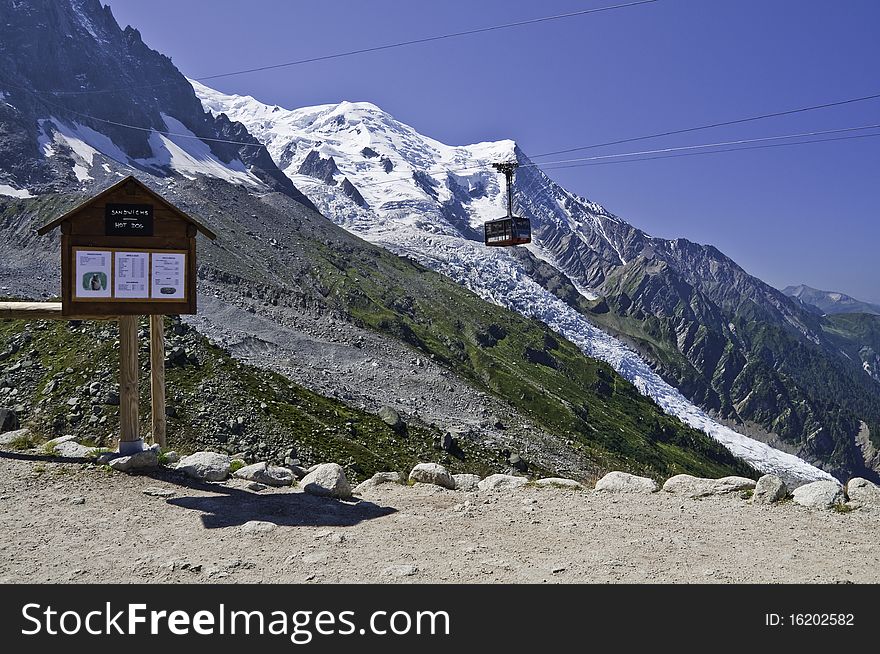 Since the Plan de l'Aiguille, you can see the top of Mont-Blanc. Under the Mont-Blanc, you can see the Glacier des Bossons. Since the Plan de l'Aiguille, you can see the top of Mont-Blanc. Under the Mont-Blanc, you can see the Glacier des Bossons.