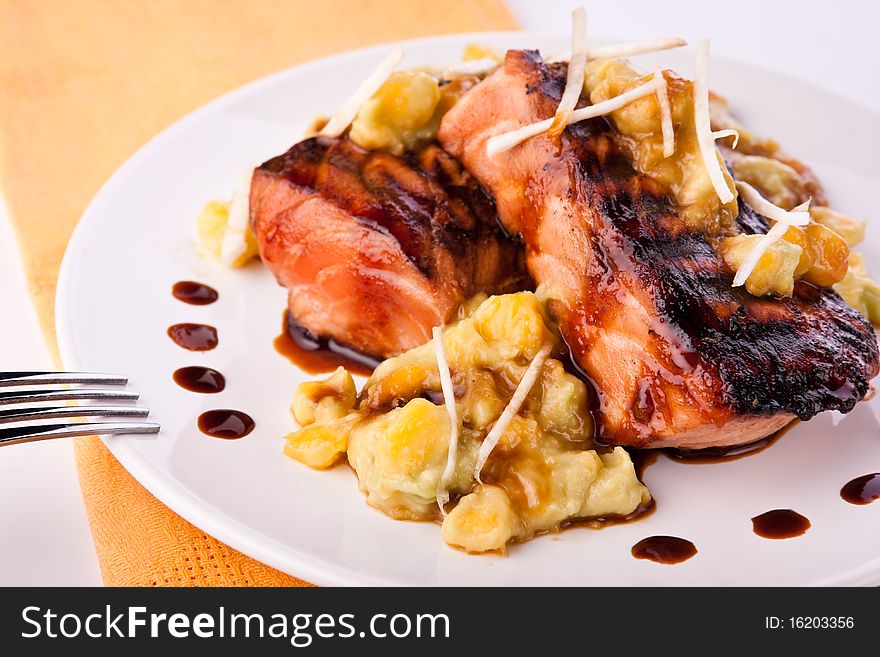 Grilled red fish with mashed avocado and mango