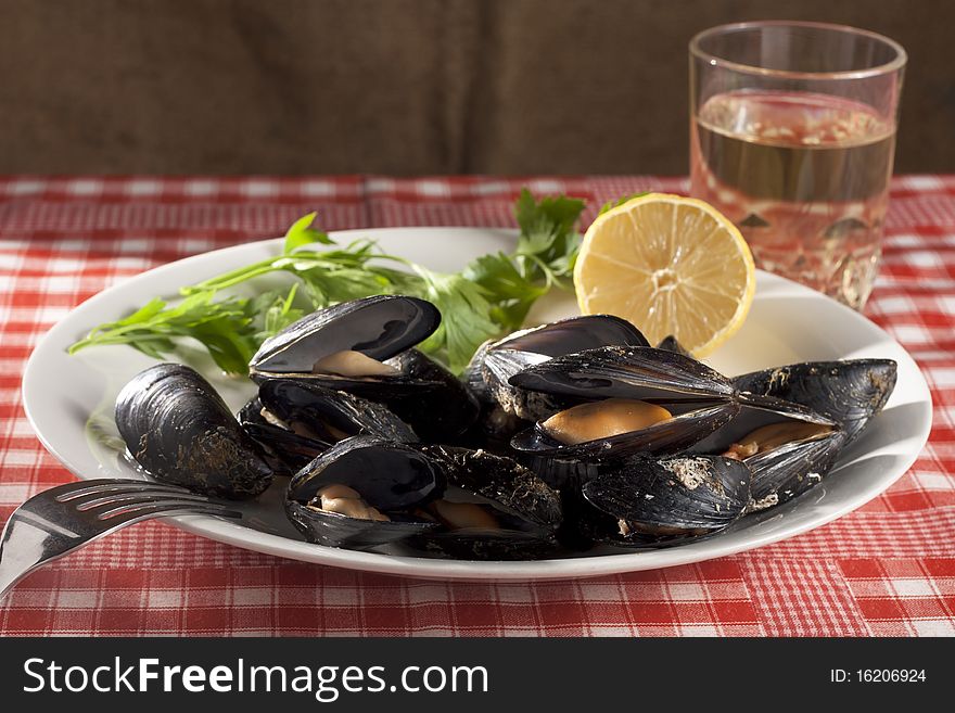 Mussels with Lemon, Parsley and White Wine