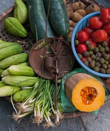 Basket With Fruits And Vegetables Stock Photography Basket With Fruits And Vegetables Stock Photography