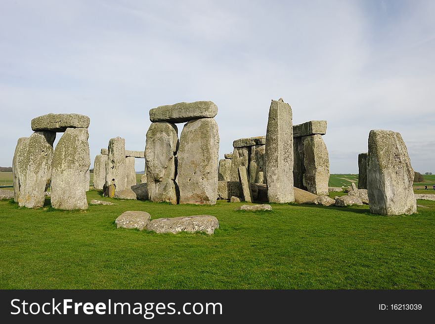 View of Stonehenge on cloudy day.