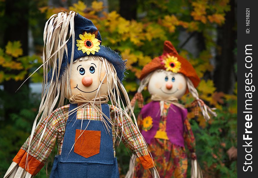 Two scarecrow dolls one in front of the other