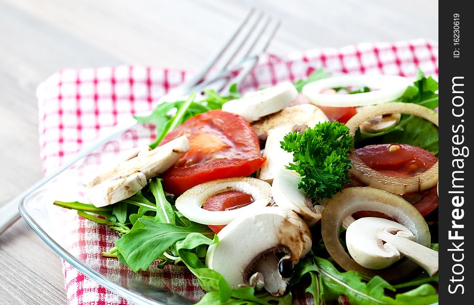 Salad with fungi and tomato