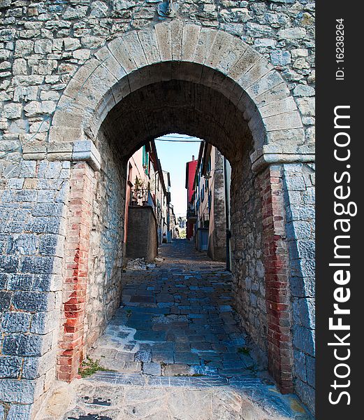 An alley located near the gateway to the town of Roccalbegna. An alley located near the gateway to the town of Roccalbegna