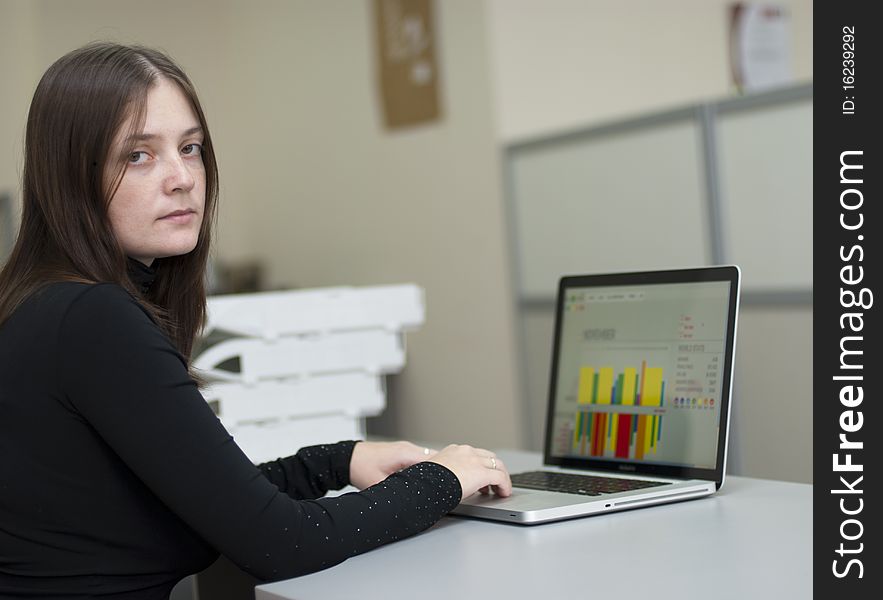 Young business woman work on laptop in office