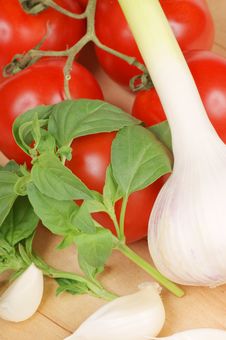 Basil, Garlic And Tomatoes Royalty Free Stock Photo Basil, Garlic And Tomatoes Royalty Free Stock Photo