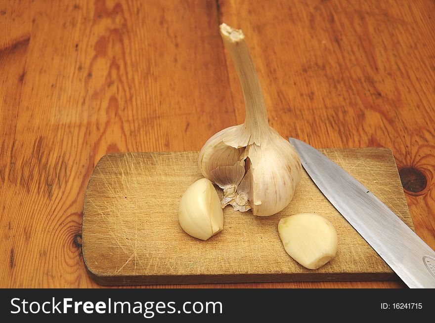 Garlic and knife on the kitchen table