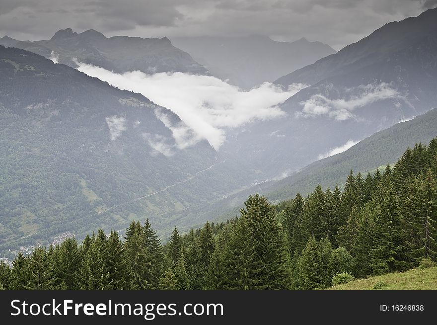 This image shows a landscape of La Vanoise National Park. This image shows a landscape of La Vanoise National Park