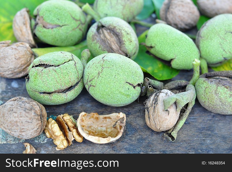 Walnuts in green to the skin